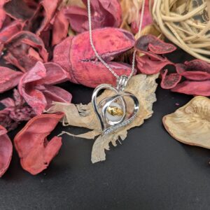 Pendentif -L’Étreinte d’Or-